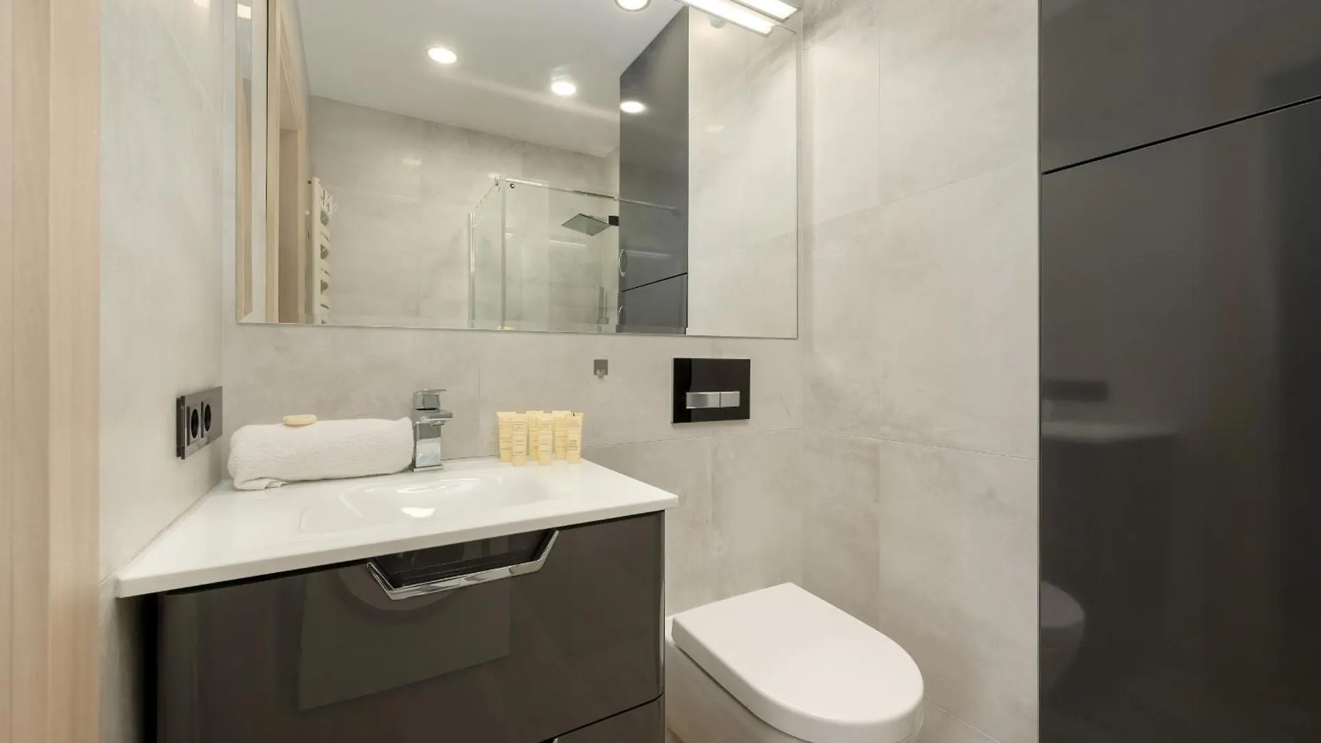 Exceptional Apartment With Parking For 6 Guests By Noclegi Renters Βρότσλαβ 0*,